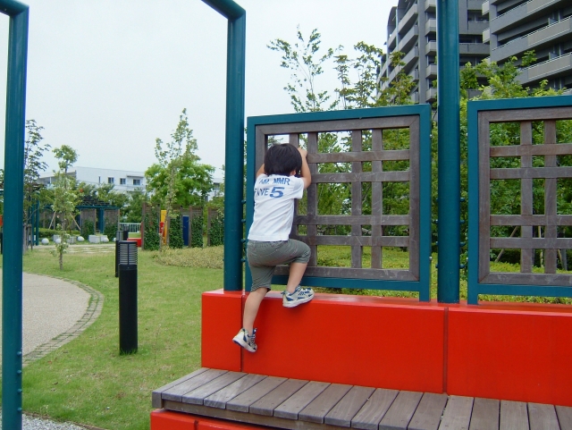 マンション前の公園で遊ぶ子供
